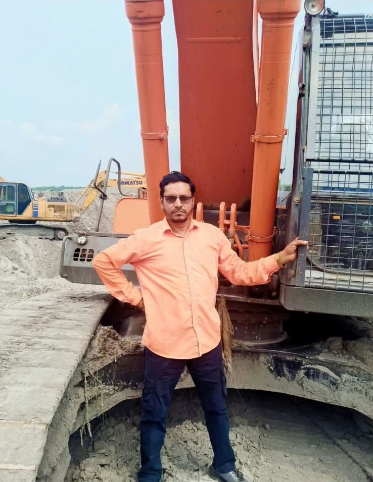 Excavator Hydraulic Boom Cylinders & Komatsu PC200 on Site